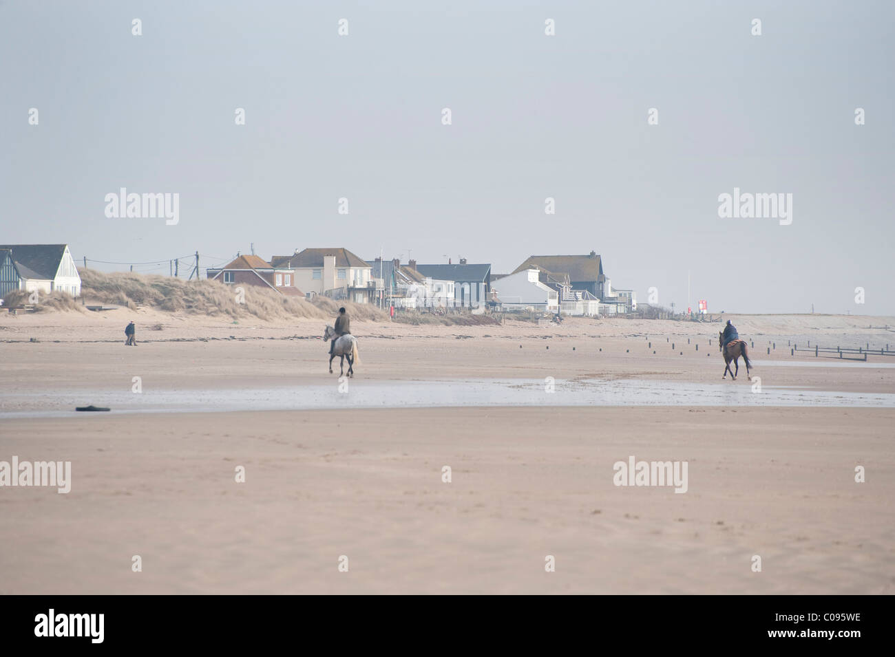L'équitation sur Camber Sands Sussex Banque D'Images
