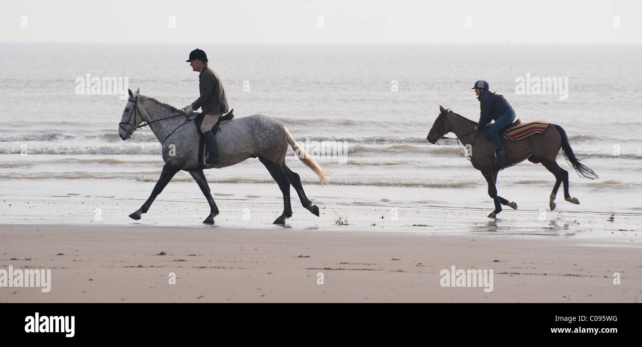 L'équitation sur Camber Sands Sussex Banque D'Images