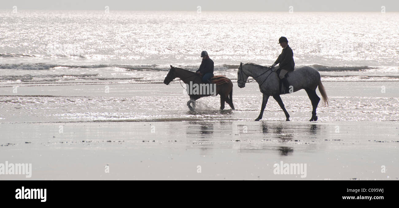 L'équitation sur Camber Sands Sussex Banque D'Images