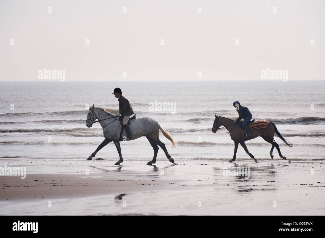 L'équitation sur Camber Sands Sussex Banque D'Images