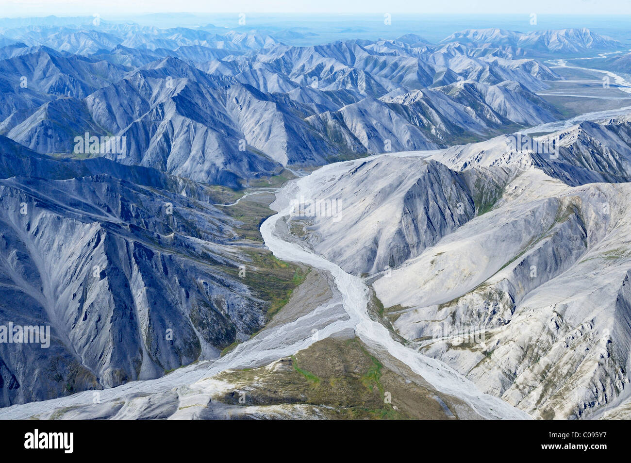 Vue aérienne de la rude Montagne Philip Smith partie de la Brooks Range dans la réserve faunique nationale de l'Arctique, l'Alaska, l'été, HDR Banque D'Images