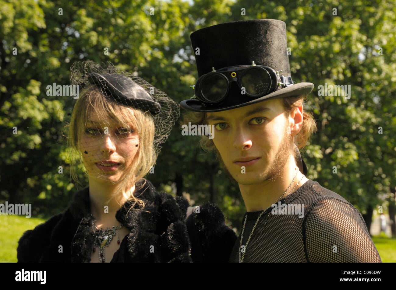 Jeune couple, Wave Gothic Treffen music festival, Leipzig, Saxe, Allemagne, Europe Banque D'Images