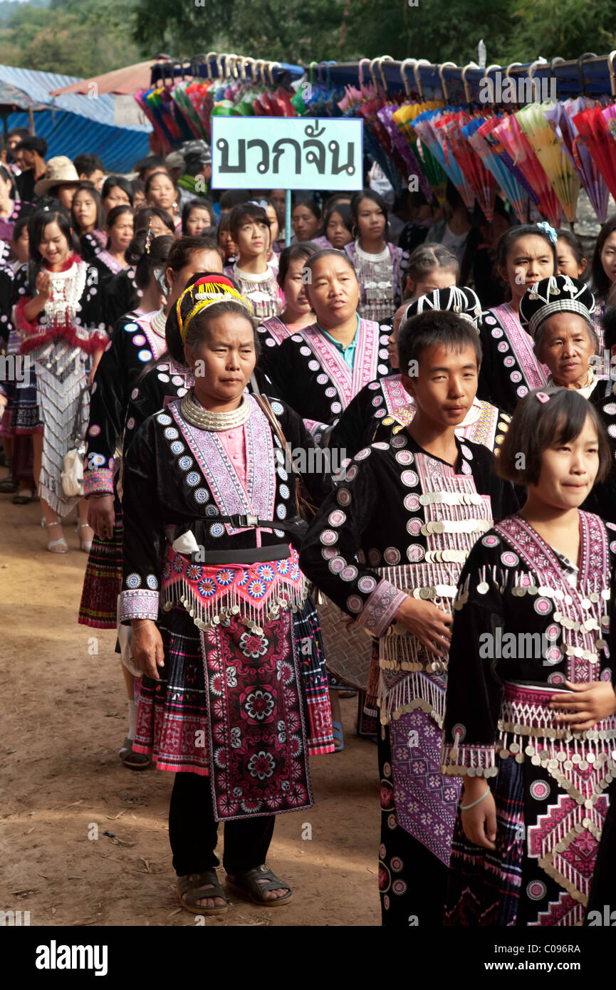 Les hommes et les femmes Hmong prendre part à une parade au festival du Nouvel an Hung Saew village, Chiang Mai, Thaïlande. Banque D'Images