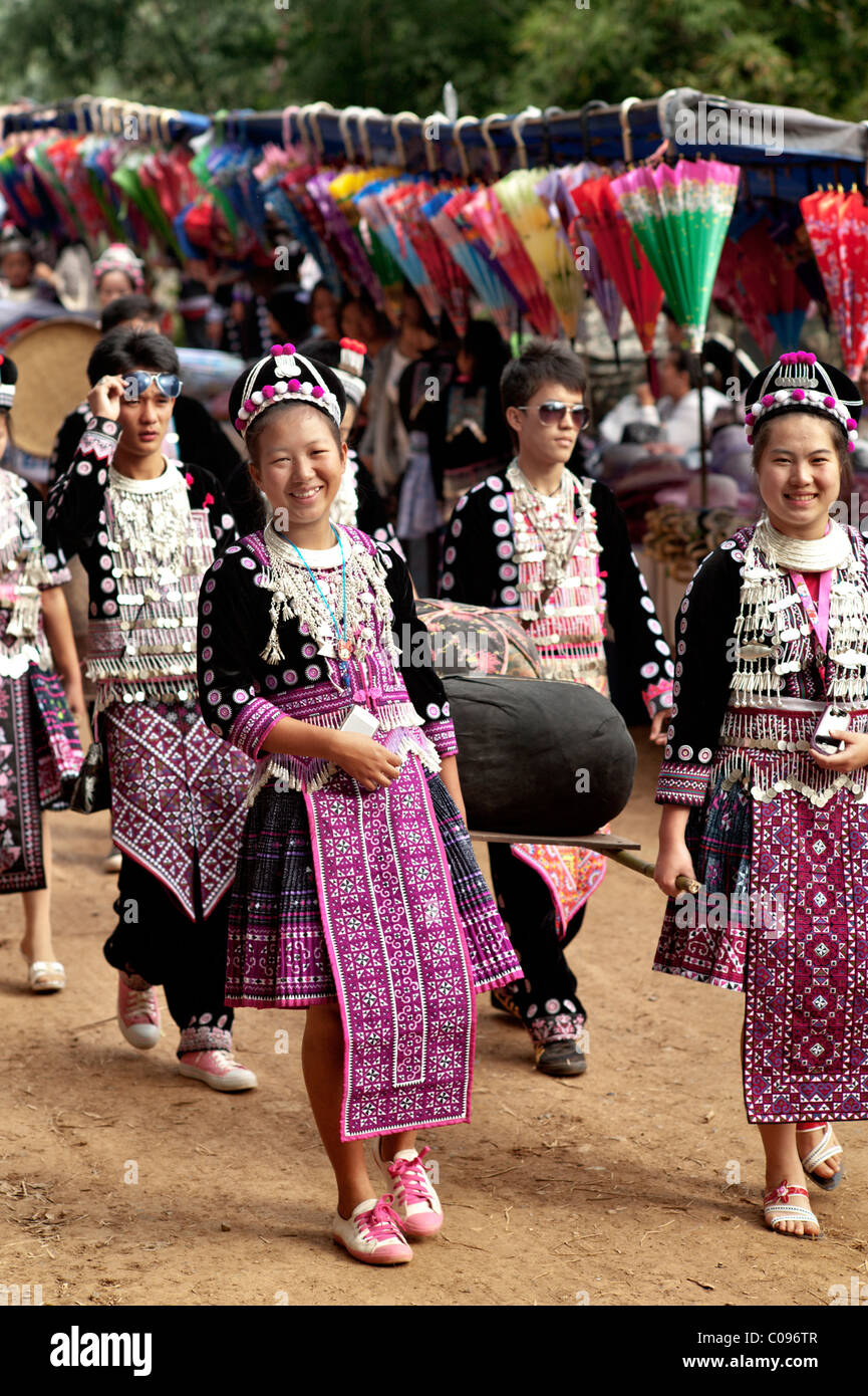 Les hommes et les femmes Hmong prendre part à une parade au festival du Nouvel an Hung Saew village, Chiang Mai, Thaïlande. Banque D'Images