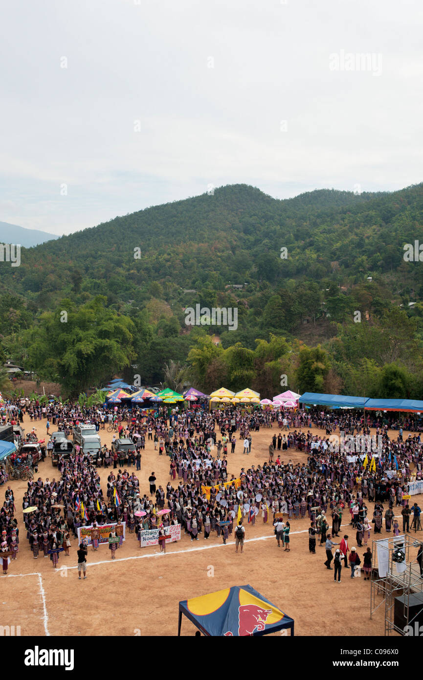 Les hommes et les femmes Hmong prendre part à une parade au festival du Nouvel an Hung Saew village, Chiang Mai, Thaïlande. Banque D'Images