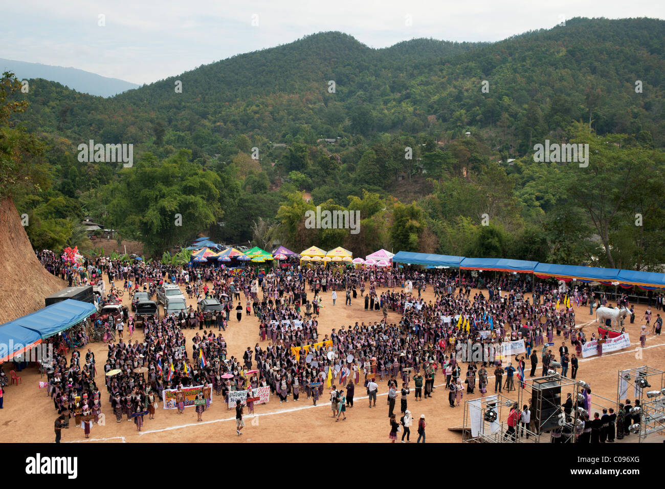 Les hommes et les femmes Hmong prendre part à une parade au festival du Nouvel an Hung Saew village, Chiang Mai, Thaïlande. Banque D'Images