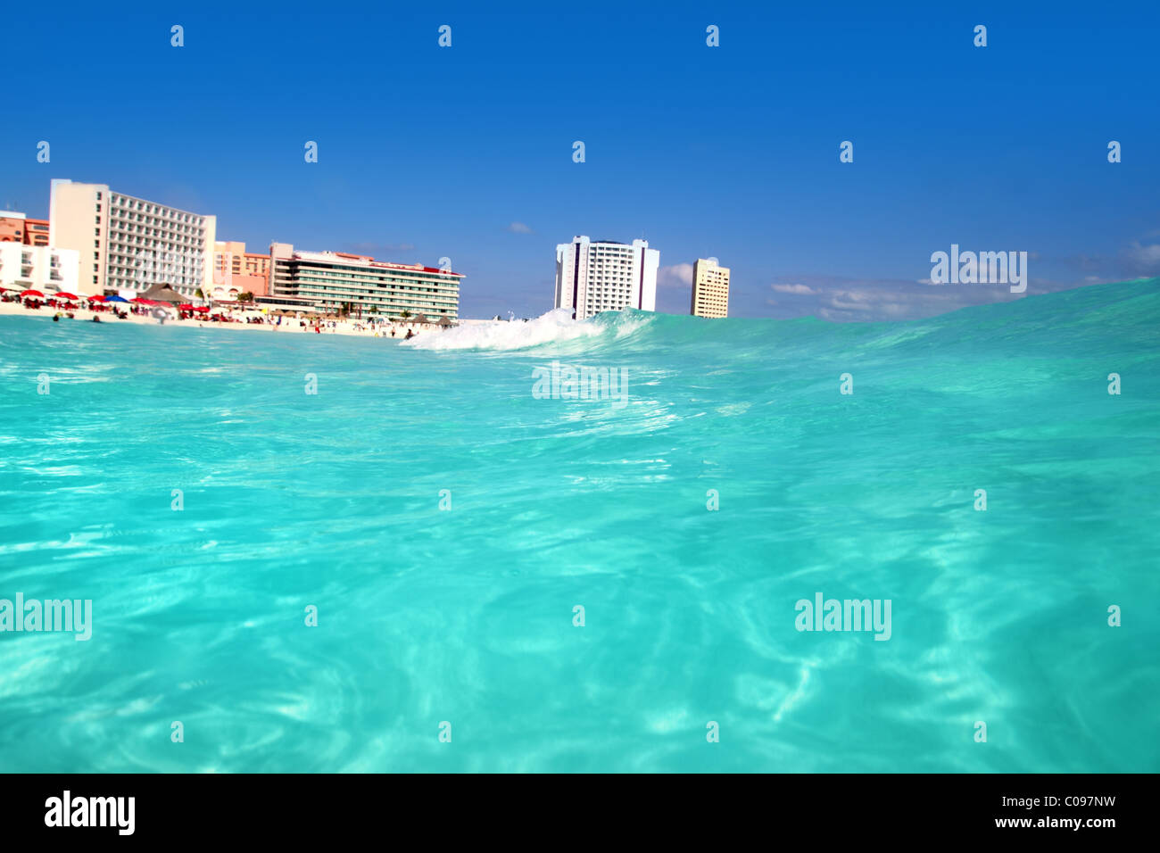 Sur la mer des Caraïbes à Cancun à partir de la vague avec de l'eau turquoise Banque D'Images