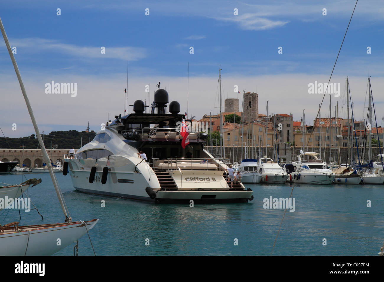 Motoryacht Clifford II, Palmer Johnson Yachts Shipyard, dans le port d'Antibes, à l'arrière la vieille ville avec la cathédrale, Banque D'Images