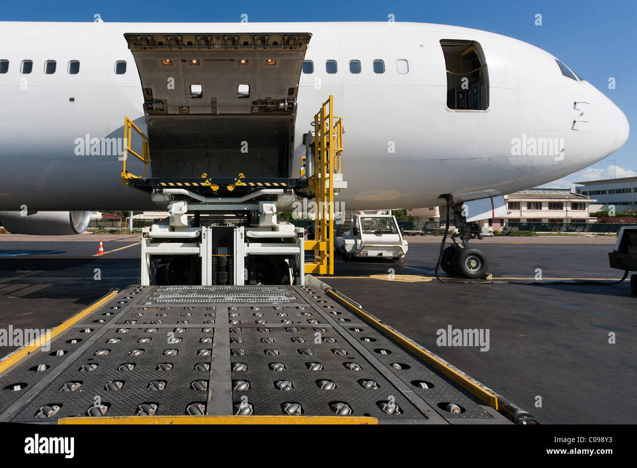Plate-forme de chargement de fret aérien à l'avion Banque D'Images