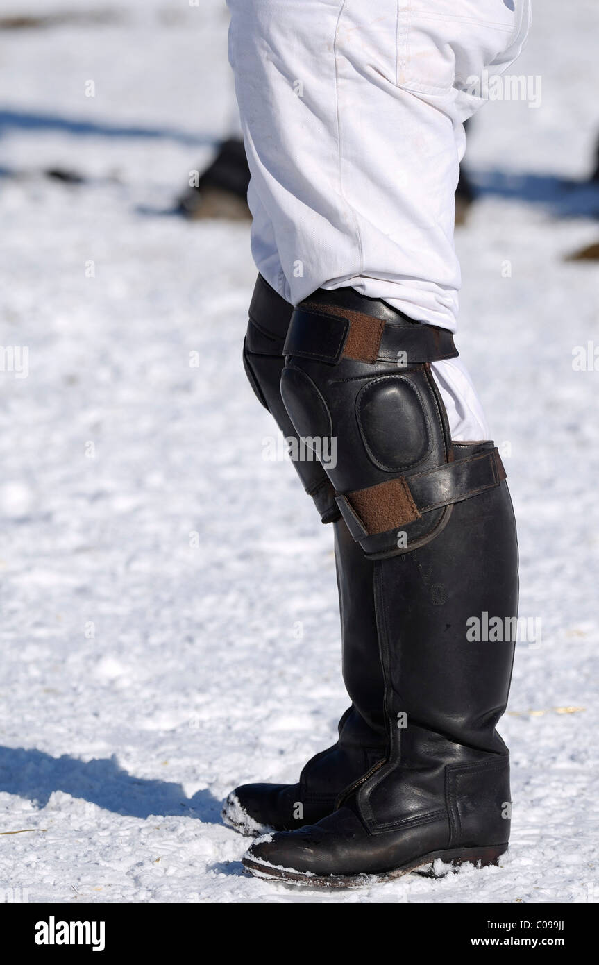 Polo player debout dans la neige, neige Arena Polo World Cup 2010 tournoi de polo, Kitzbühel, Tyrol, Autriche, Europe Banque D'Images