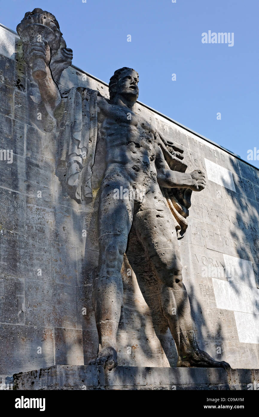 Porteur de la sculpture monumentale en pierre l'ère nazie, ex-NS-Ordensburg Vogelsang, Place internationale dans National Eifel Banque D'Images