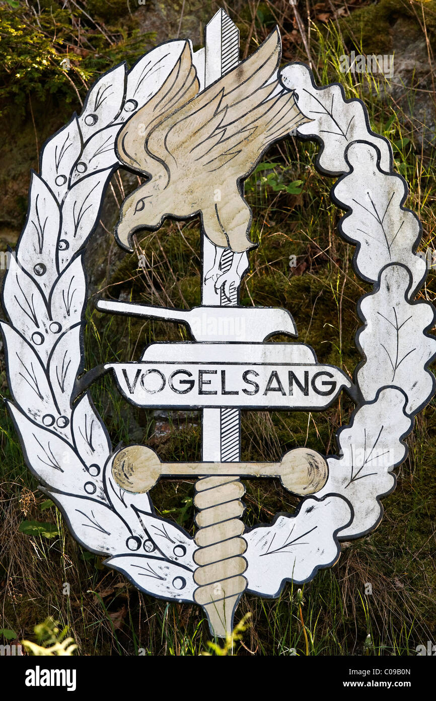 Blason avec un aigle, d'un réservoir et d'une épée, ancien terrain d'entraînement militaire, NS-Ordensburg Vogelsang, Place internationale dans Banque D'Images