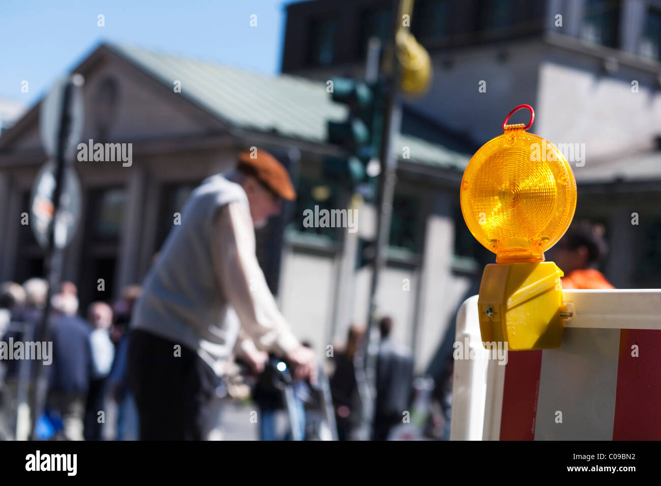 Barrière de sécurité au moyen d'une barrière d'un voyant à un passage pour piétons à Berlin Mitte, Germany, Europe Banque D'Images