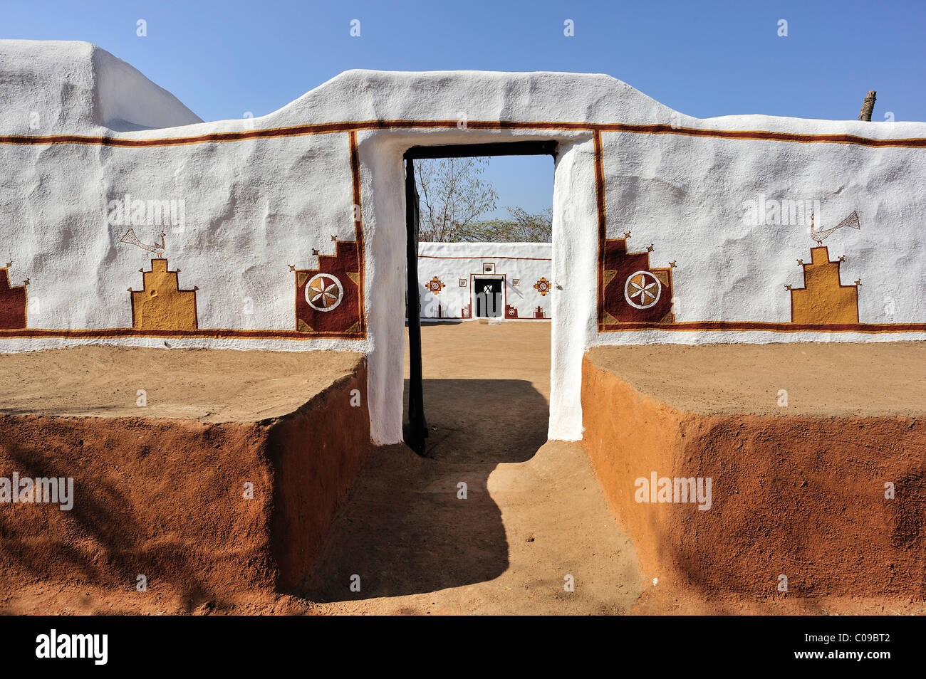 Peinture décorative traditionnelle à l'entrée de cour, désert de Thar, Rajasthan, Inde, Asie Banque D'Images
