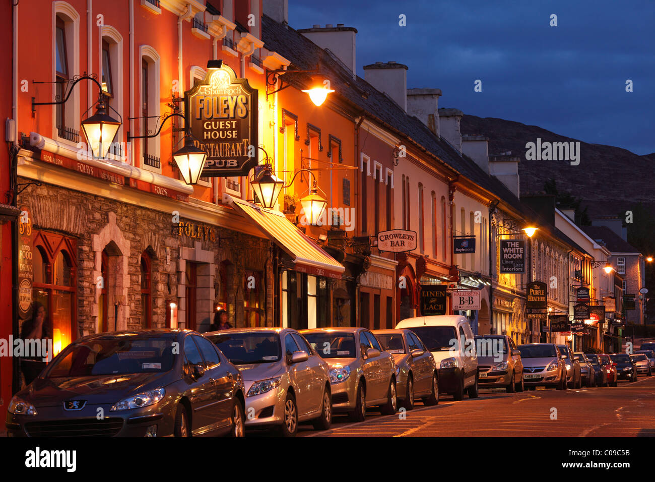 Henry Street at night, Kenmare, Ring of Kerry, comté de Kerry, Ireland, British Isles, Europe Banque D'Images