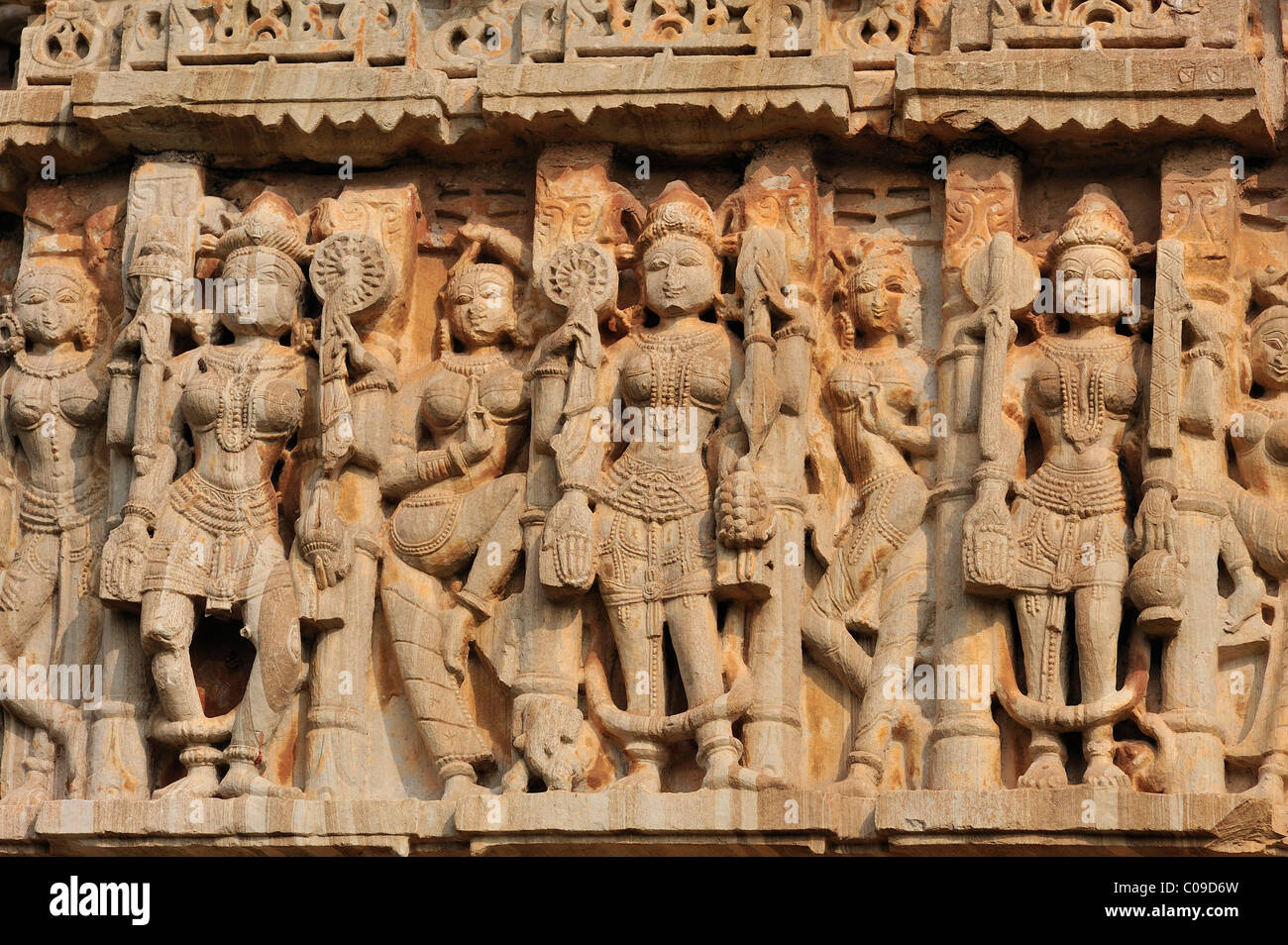 Frise murale, sculptures à un temple hindou, Chittorgarh, Rajasthan, Inde, Asie Banque D'Images