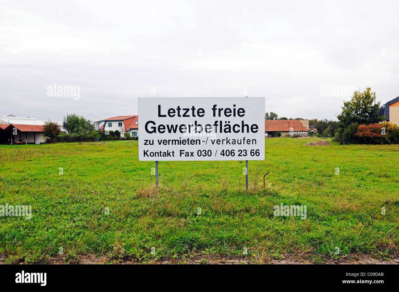 Panneau "Letzte freie Gewerbeflaeche', dernier espace commercial, dans une zone industrielle dans la région économiquement sous-développés Banque D'Images