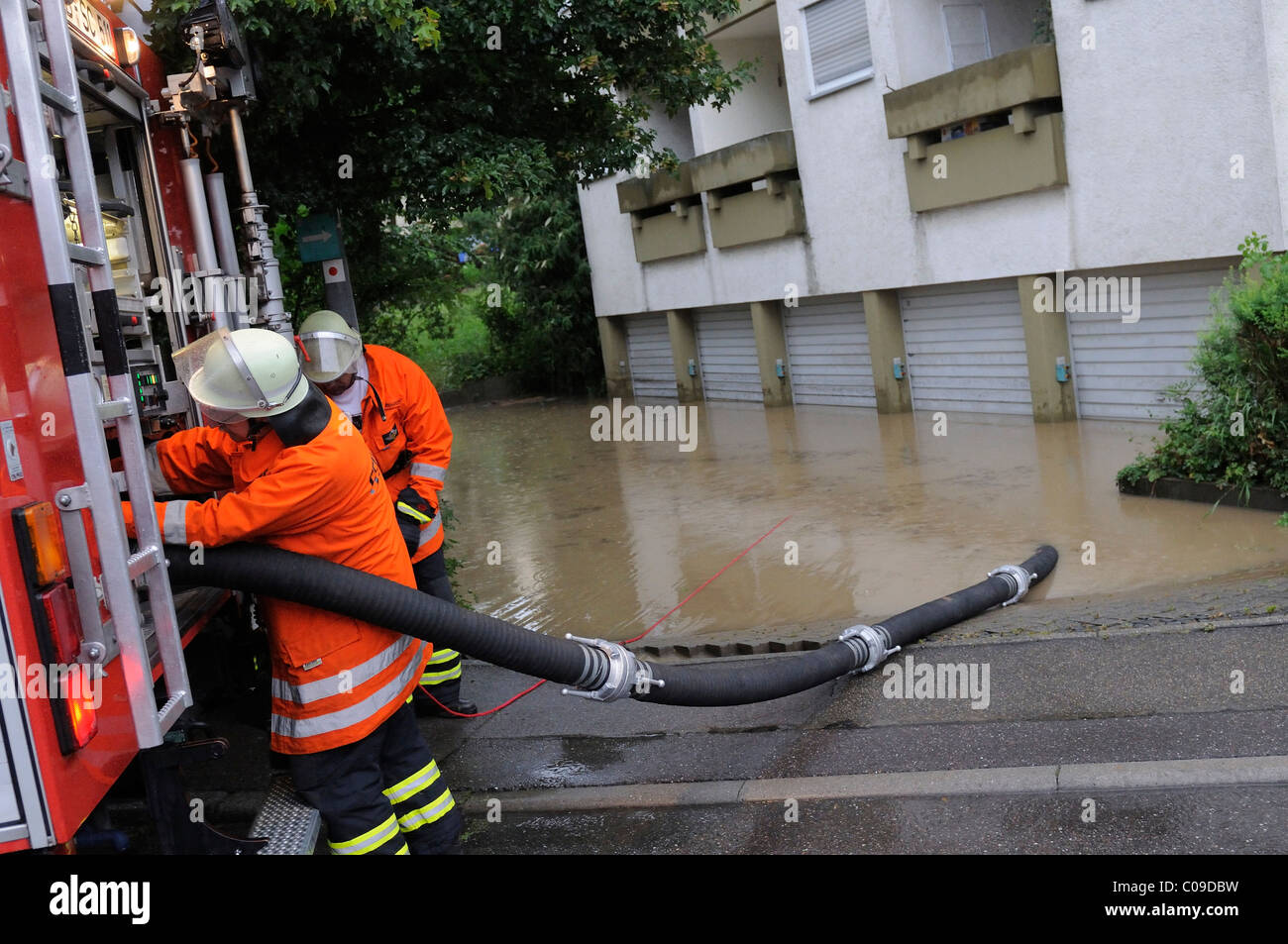 Thunder storm, pompiers garages pompage sec, Schwieberdingen, Bade-Wurtemberg, Allemagne, Europe Banque D'Images