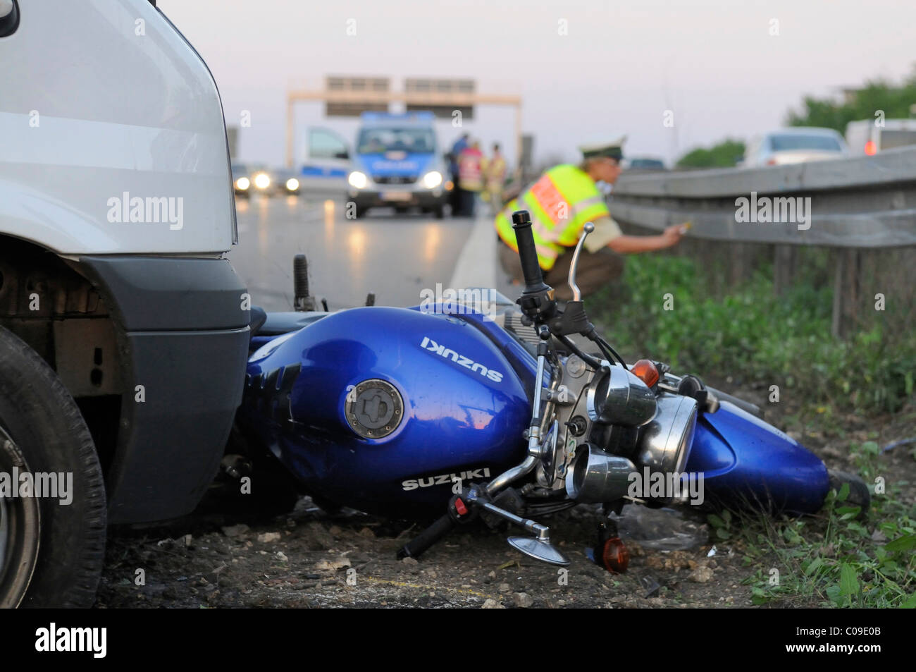 Accident de moto mortel sur la B 27, la moto a été percuté par un fourgon de  police, le marquage d'un accident Photo Stock - Alamy