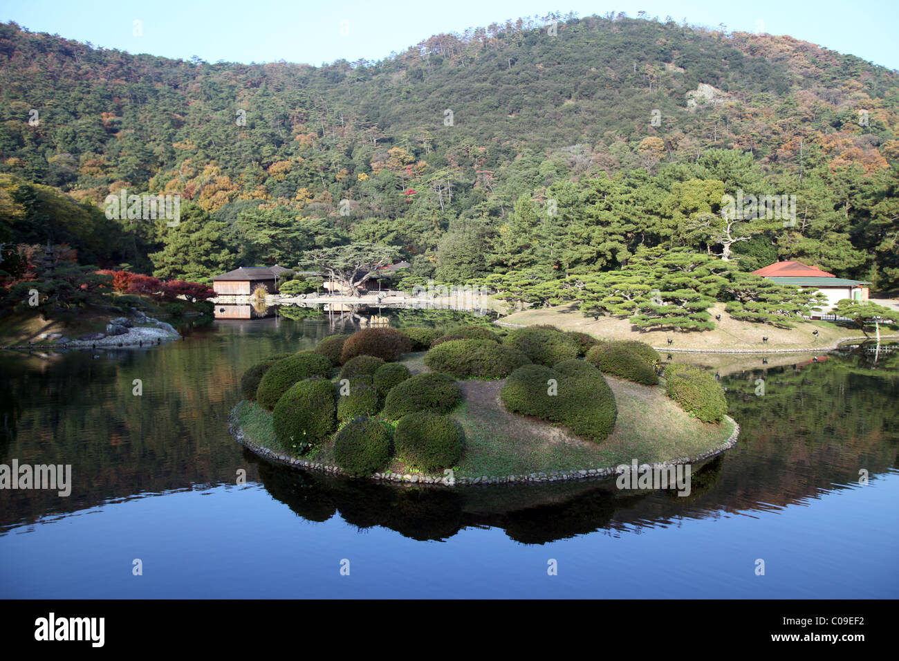 Et l'île du lac, Parc Ritsurin Ritsurin, Takamatsu, Shikoku, au Japon. Banque D'Images