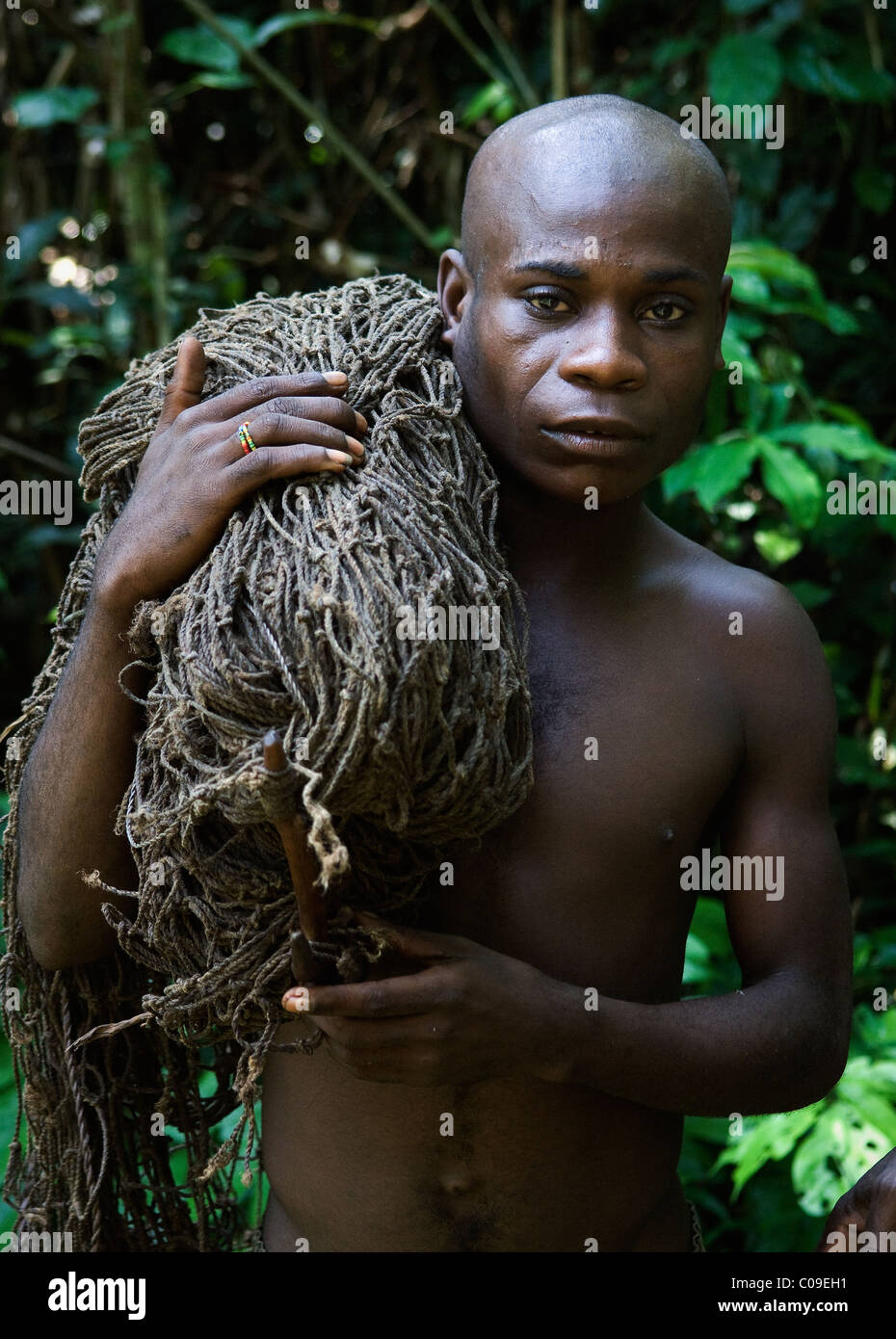 Chasseur pygmée avec le net. Banque D'Images