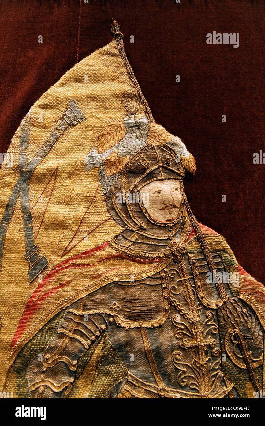 Chevalier en armure portant le drapeau, élaborer la broderie sur une chasuble vêtement liturgique, historique, Musée Stiftsmuseum Xanten Banque D'Images