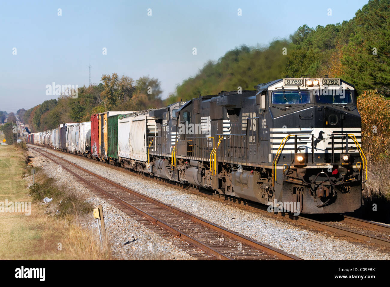 La Norfolk Southern Railway locomotive voyageant le long de la route 72 ouest de la mytiliculture Shoals, Alabama, USA. Banque D'Images