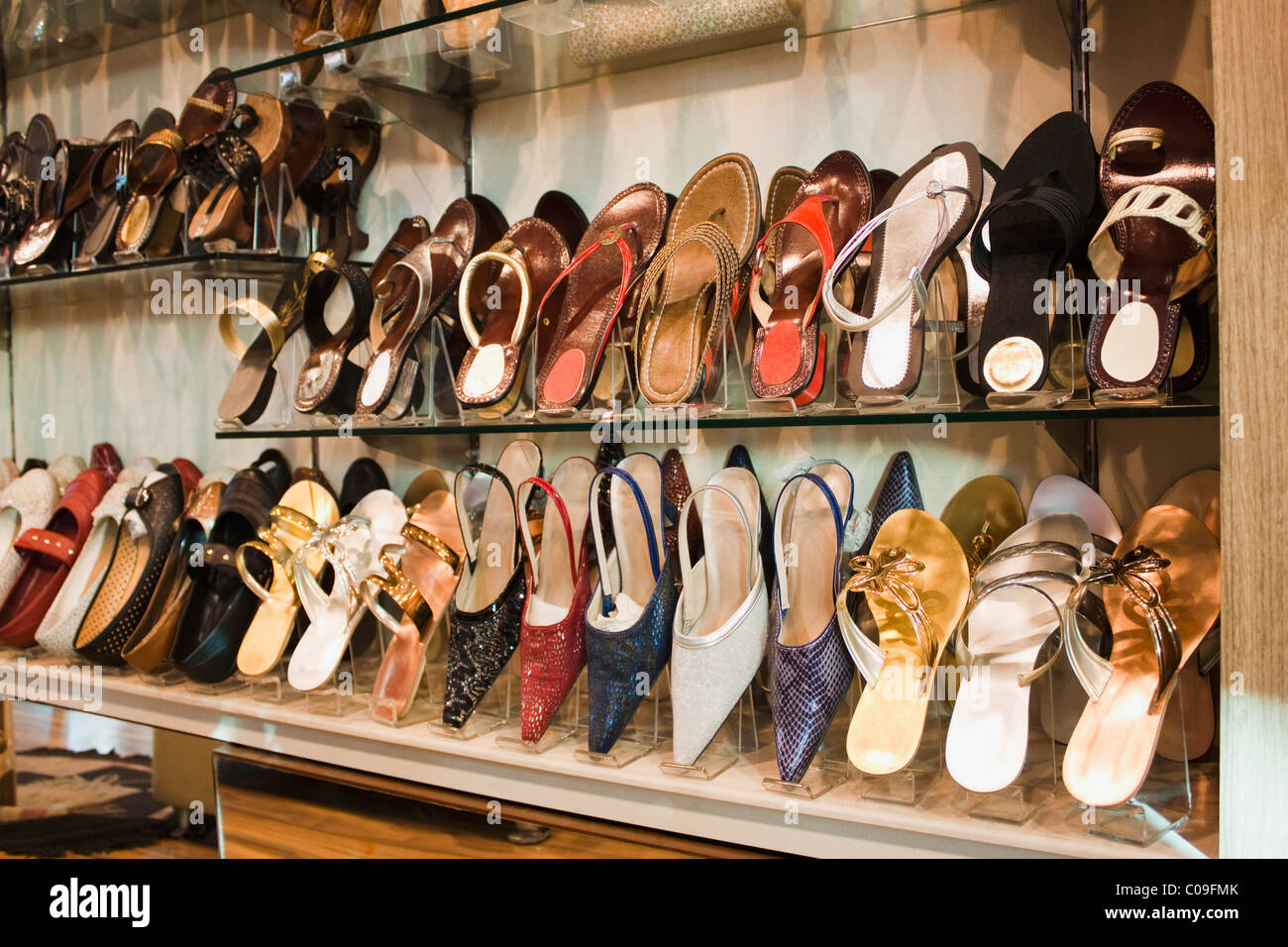 Sandales sur l'affichage à un magasin de chaussures, New Delhi, Inde Photo  Stock - Alamy