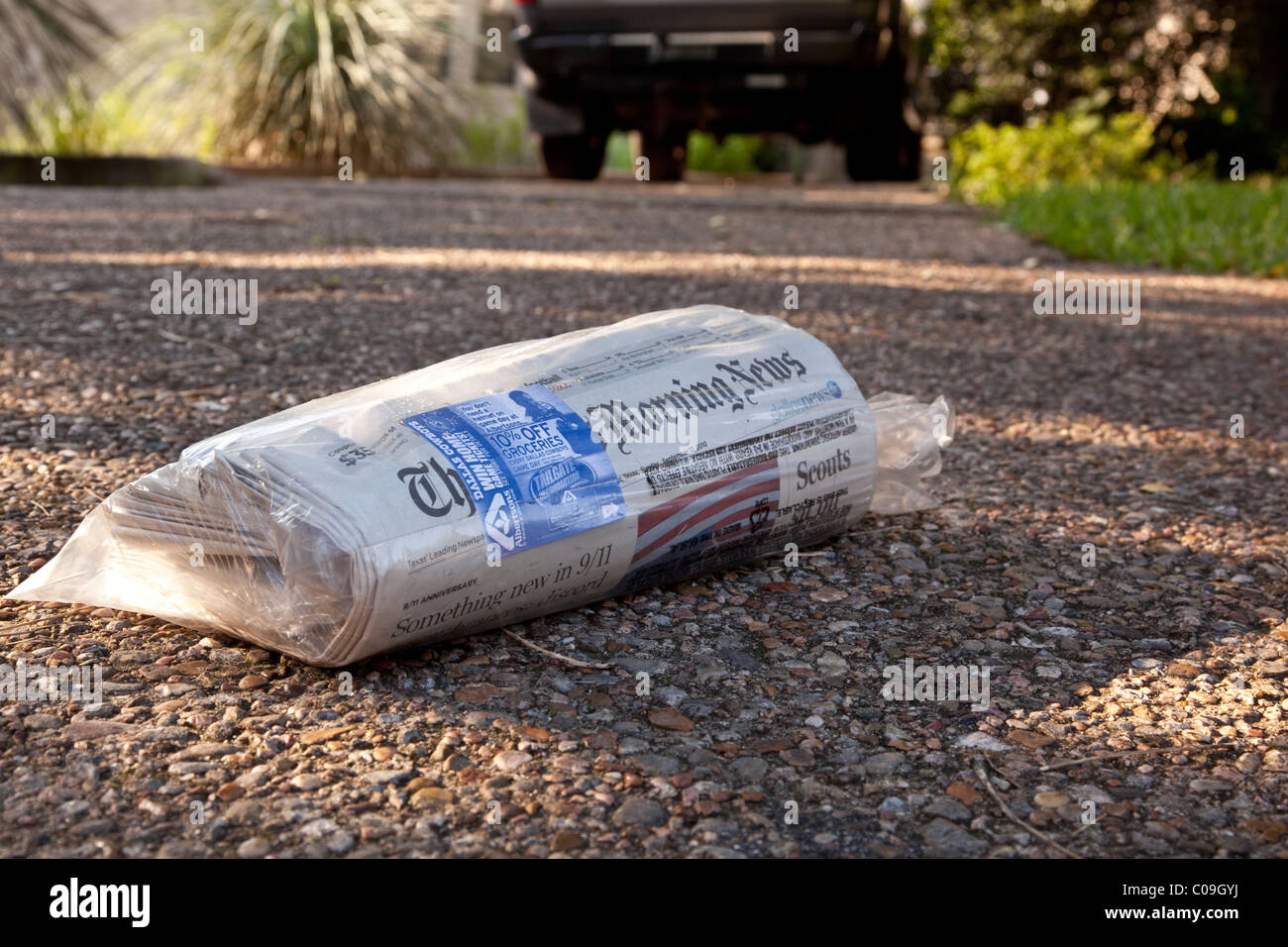 Copie livrés à domicile du Dallas Morning News enveloppé dans un sac en plastique repose sur l'allée de résidence à Austin au Texas Banque D'Images