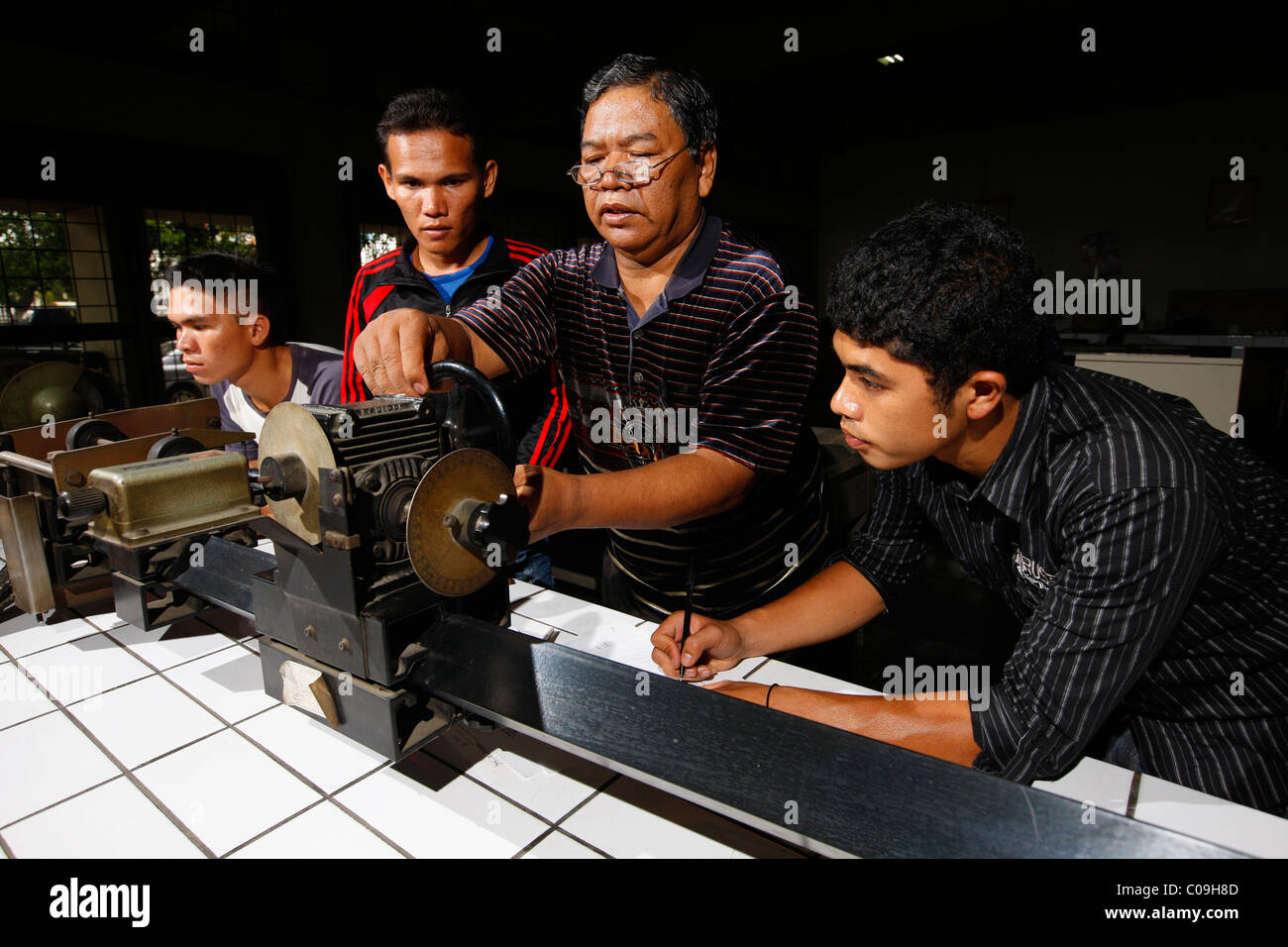 Les étudiants dans la salle d'ingénierie, Université Nommensen HKBP, Bali, l'île de Sumatra, Indonésie, Asie Banque D'Images