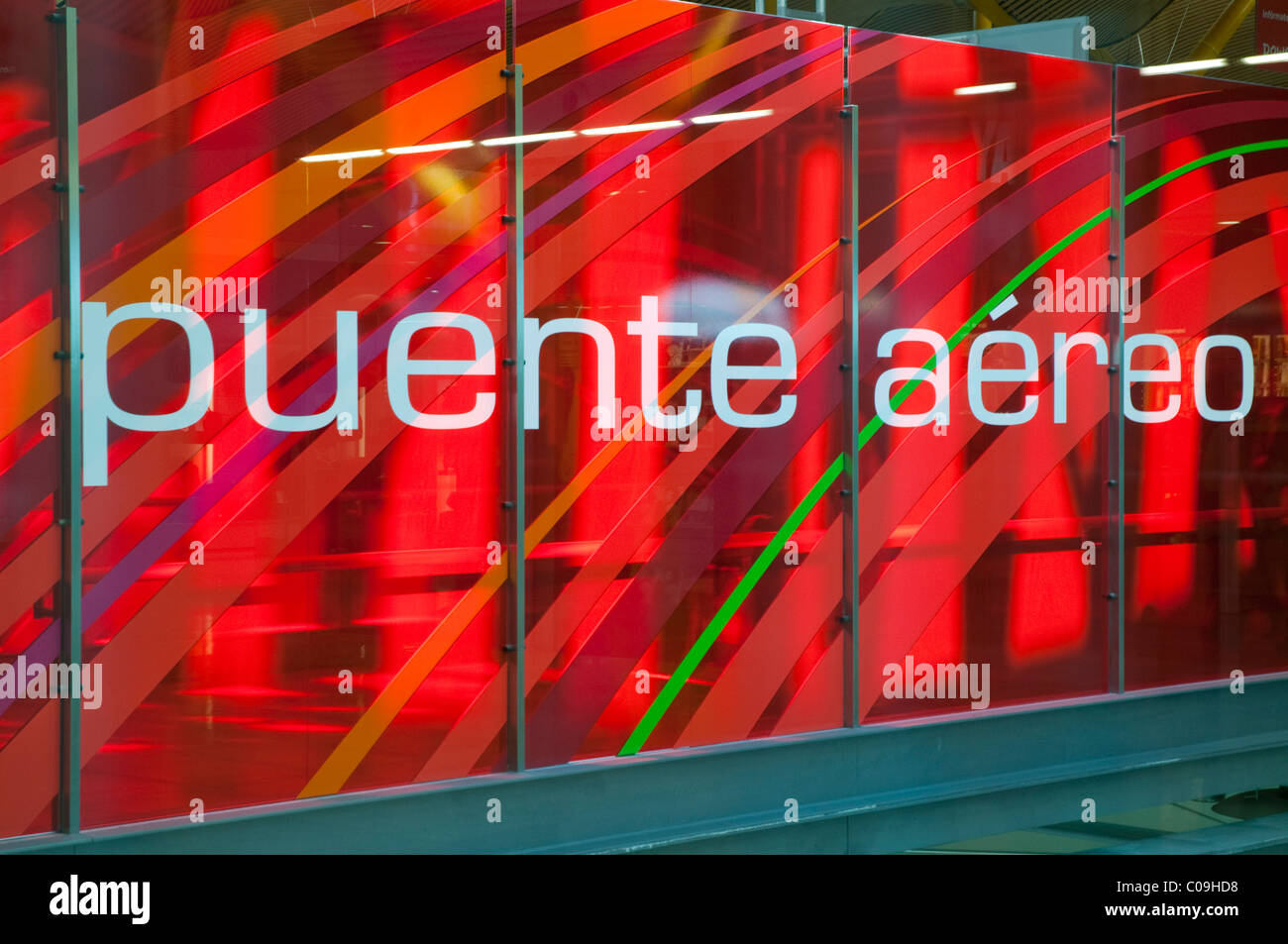 Puente aereo signe, le terminal T-4. L'aéroport de Barajas, Madrid, Espagne. Banque D'Images