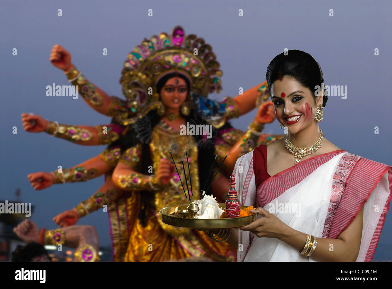 Femme tenant une pooja thali à Durga puja festival Banque D'Images