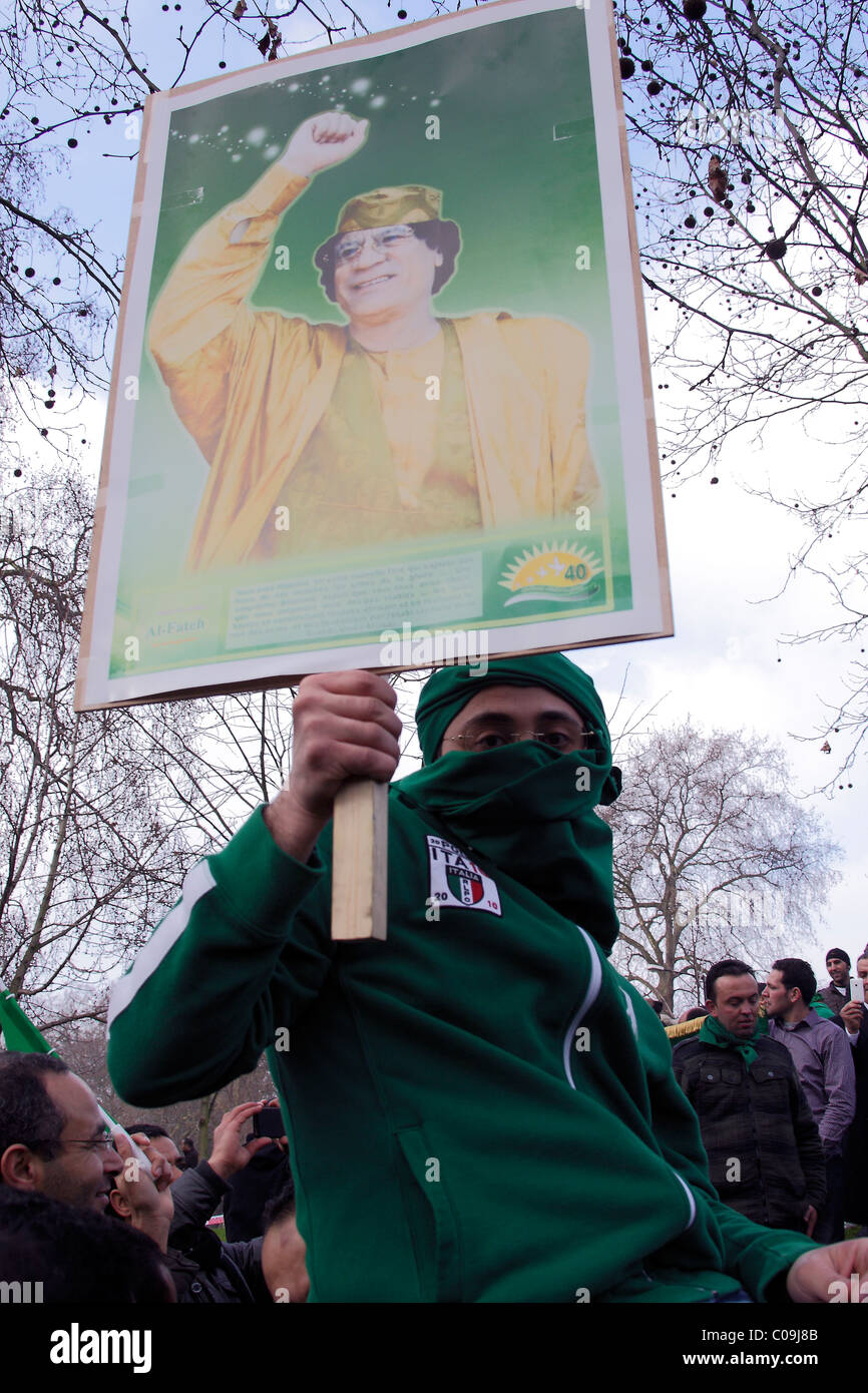 Pro Gaddifi portant une étiquette partisan de Kadhafi Banque D'Images