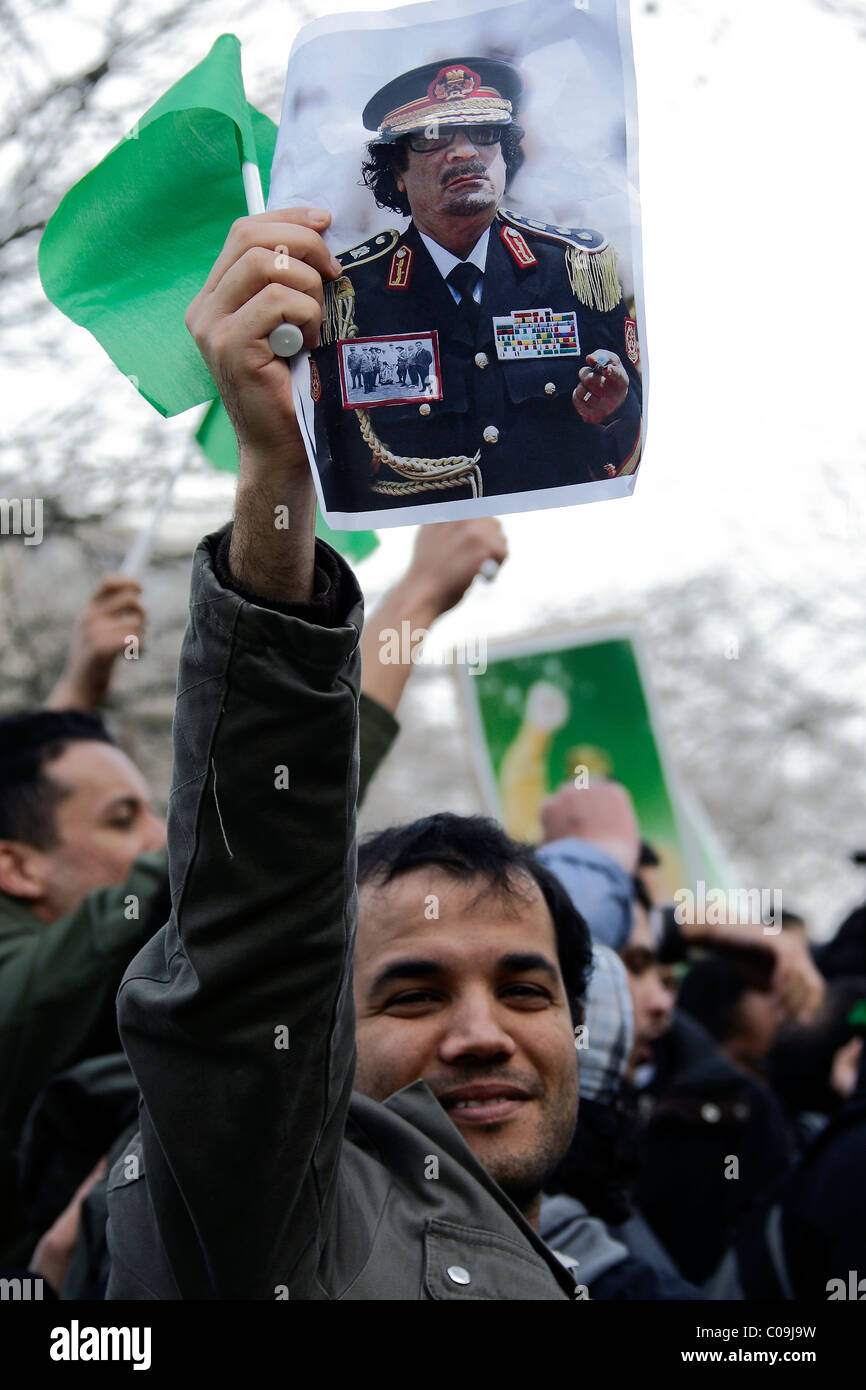 Manifestant tient fièrement une image du Colonel Kadhafi Banque D'Images