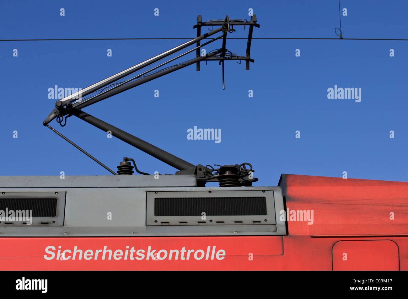 Train, Voiture électrique avec pantographe, écrire "icherheitskontrolle' contrôle de sécurité, la rédaction d Banque D'Images