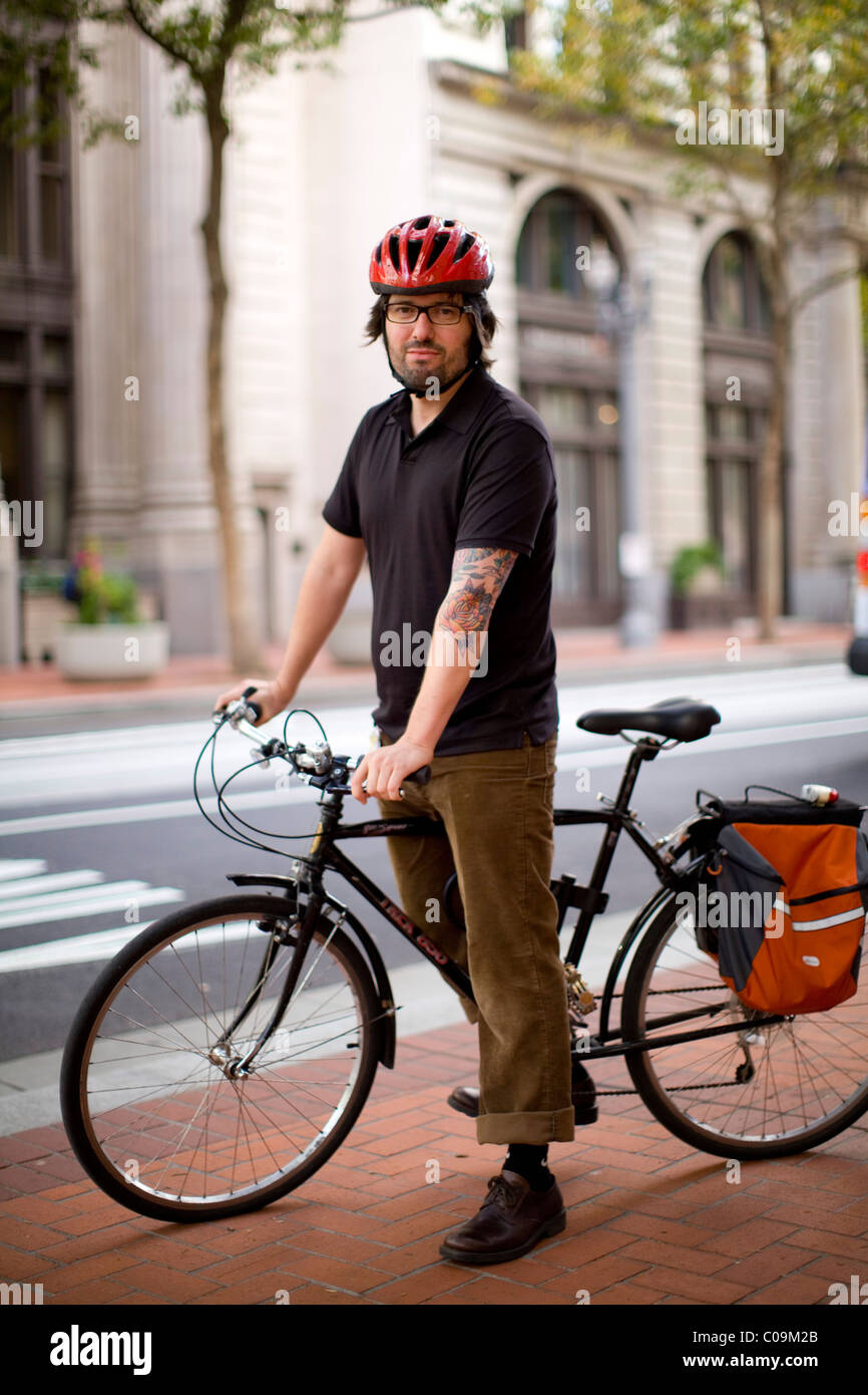 Portrait d'homme adulte de banlieue de vélo Photo Stock - Alamy