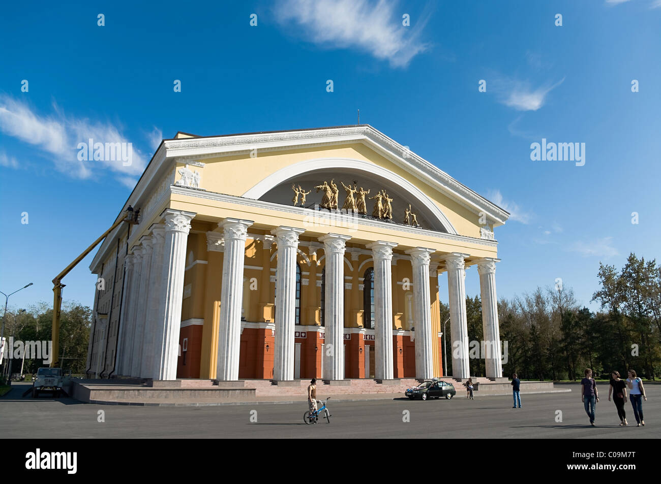 Des activités touristiques, des bâtiments et de la rue de Petrozavodsk, Carélie, Russie. Bâtiment du Théâtre Dramatique de Petrozavodsk Banque D'Images