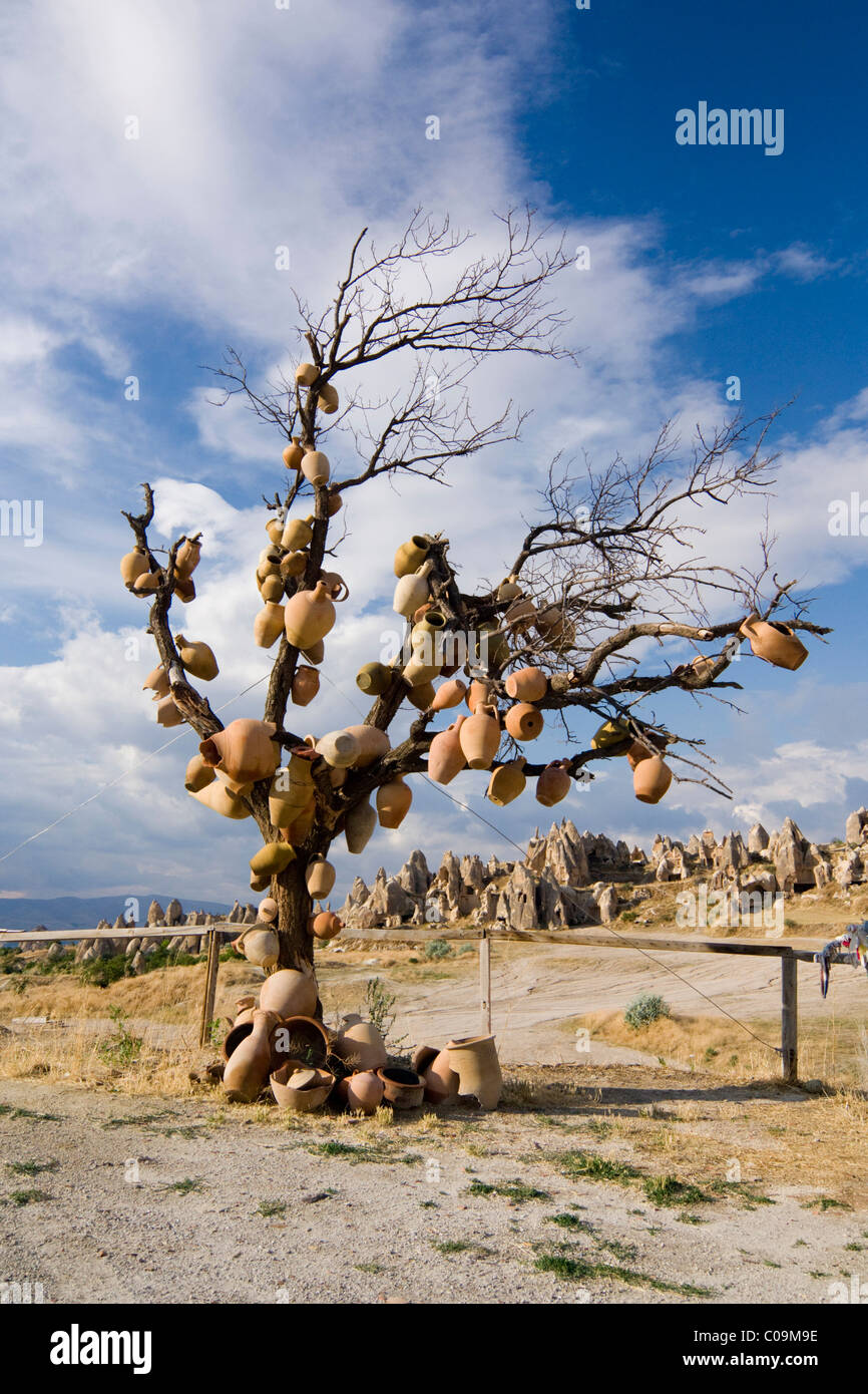 Arbre avec des pots d'argile à Göreme, en Cappadoce, Anatolie centrale, Turquie, Asie Banque D'Images