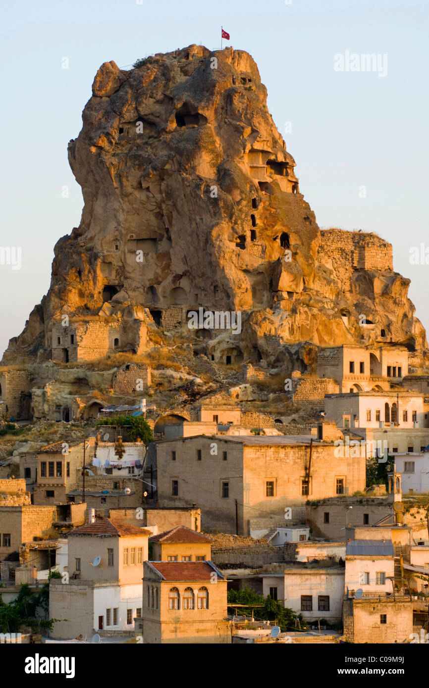 La lumière du matin sur le rocher du château d'Ortahisar, Cappadoce, Anatolie, Turquie, Asie Banque D'Images