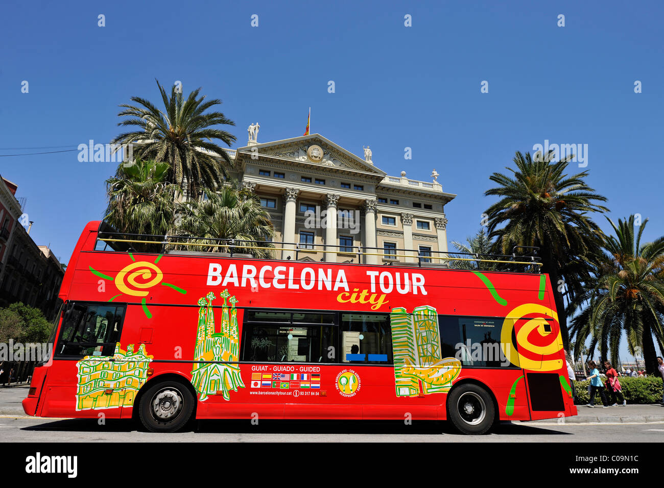 Double-decker bus, bus de tourisme, hop-on hop-off bus en face de l'autorité portuaire, Port de Barcelone, Port Vell, Barcelone Banque D'Images