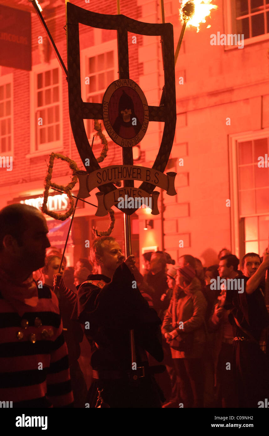 Le Bonfire Night Parade annuelle tenue à Lewes, East Sussex. Le festival célèbre 17 martyrs protestants tués dans les années 1500 Banque D'Images