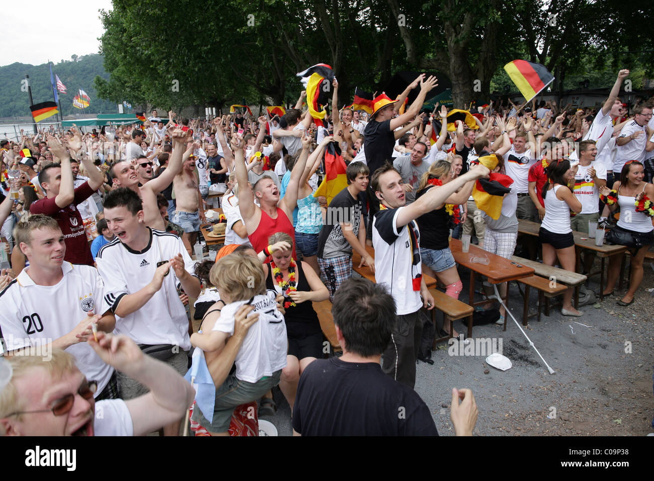 Le dépistage à l'extérieur, du monde de la FIFA 2010 Quart de finale dans le café en plein air au Deutsches Eck à Coblence, Rhénanie-Palatinat Banque D'Images