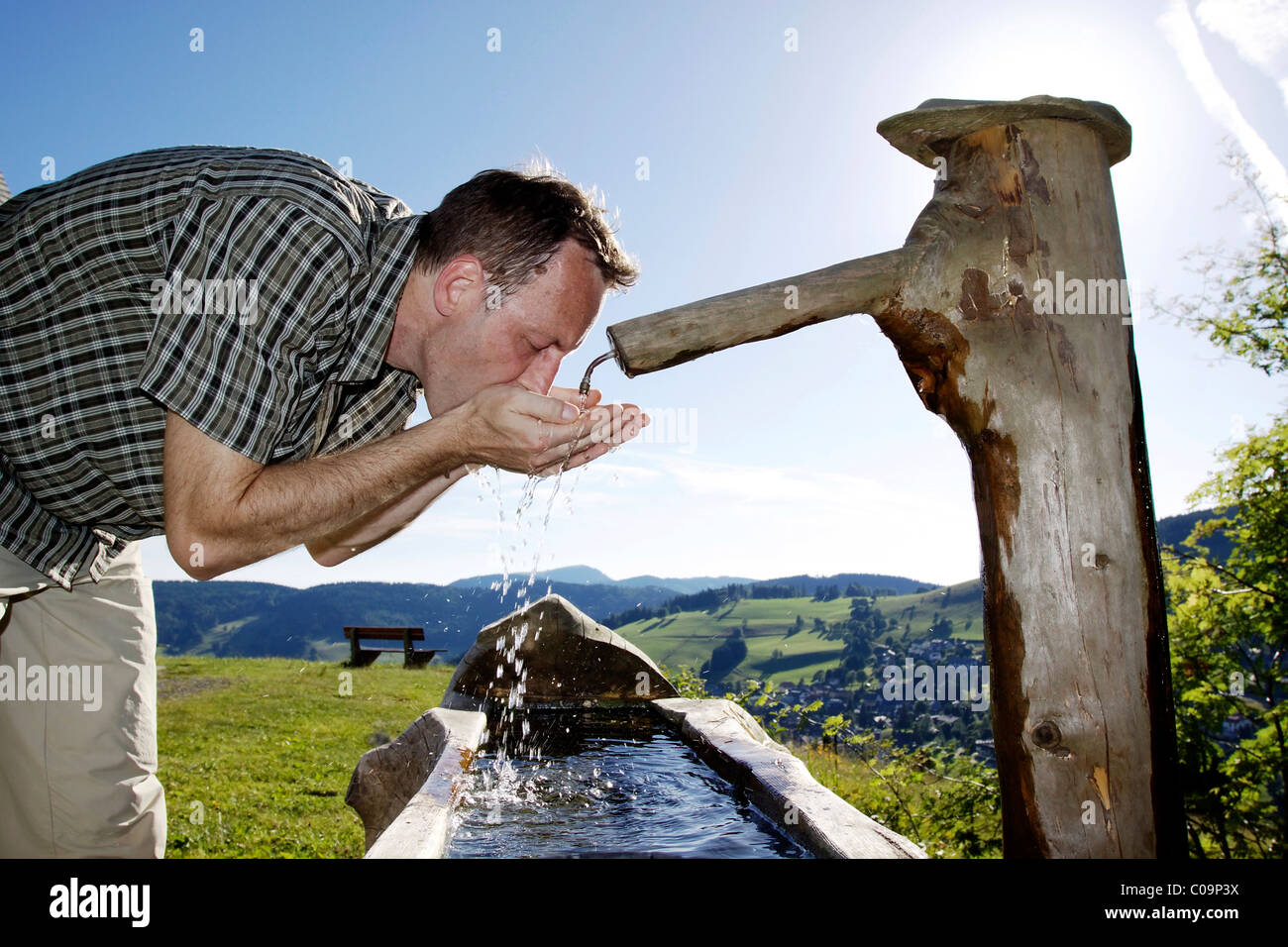Un homme dans son milieu 40 assouvit sa soif à un puits, Triberg en Forêt-Noire, Bade-Wurtemberg, Allemagne, Europe Banque D'Images