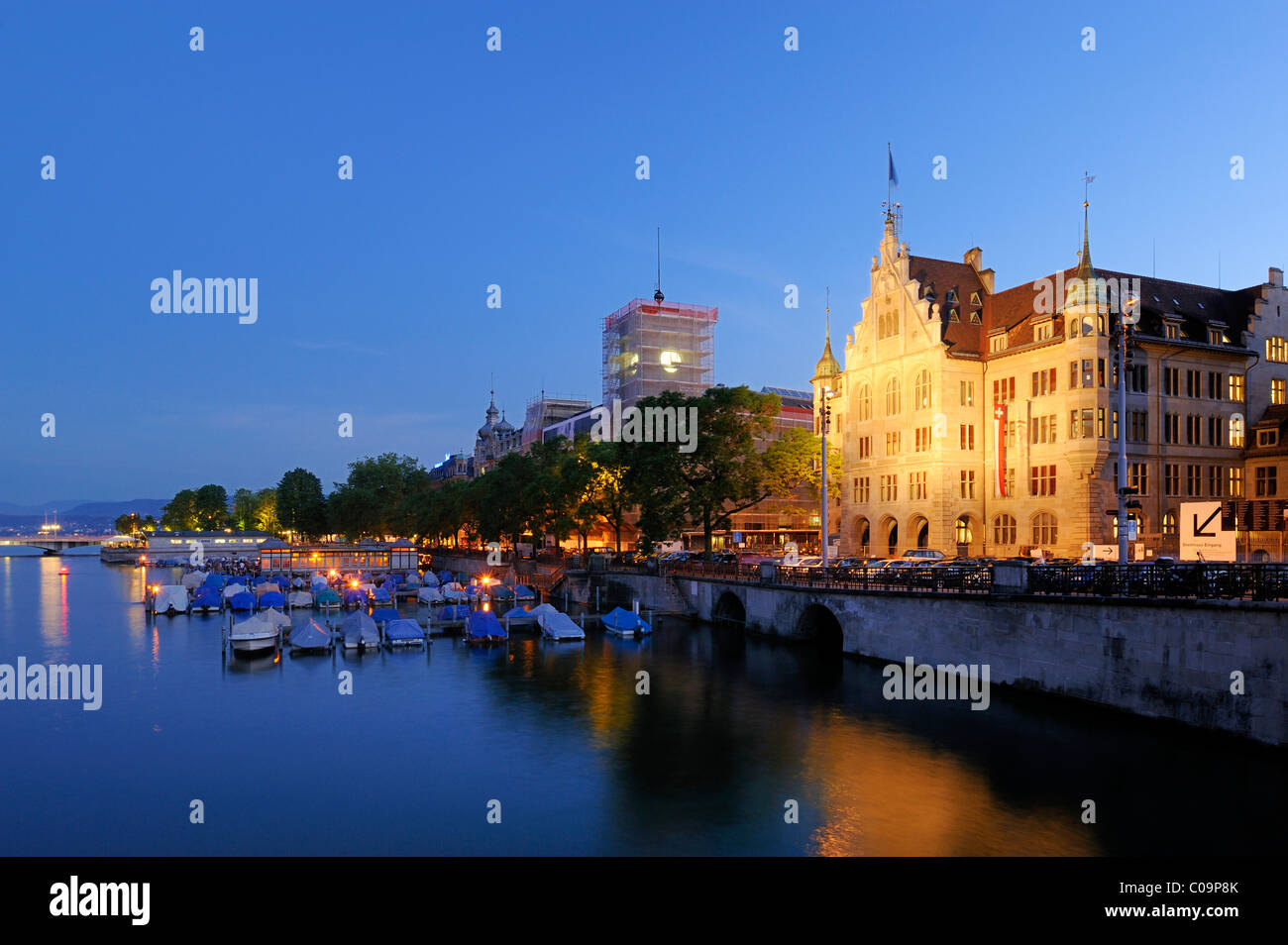 Hôtel de ville avec rivière Limmat la nuit, Zurich, Switzerland, Europe Banque D'Images