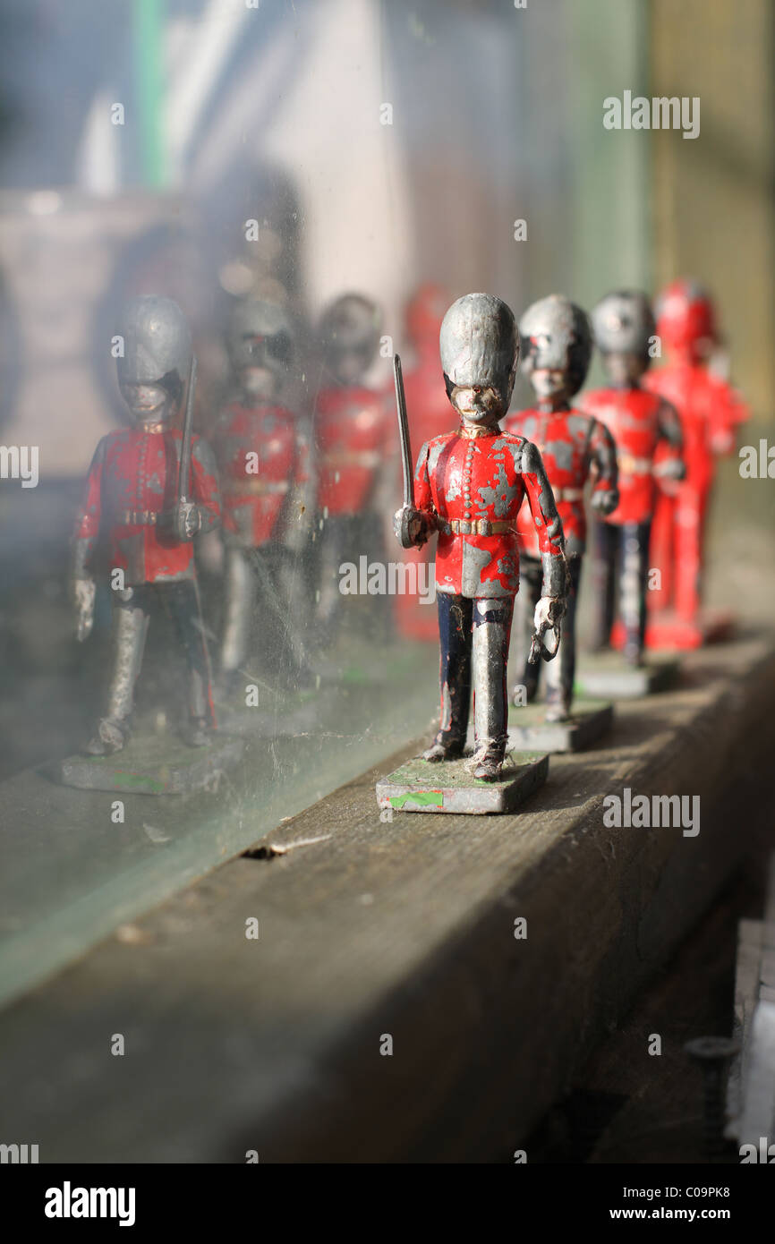 Toy diriger des soldats alignés on windowsill Banque D'Images