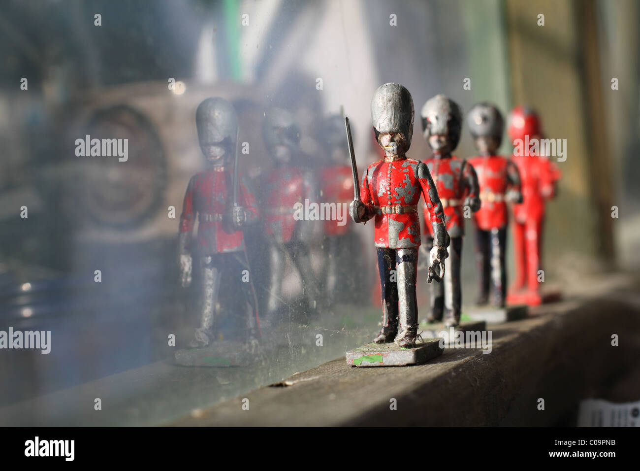 Toy diriger des soldats alignés on windowsill Banque D'Images