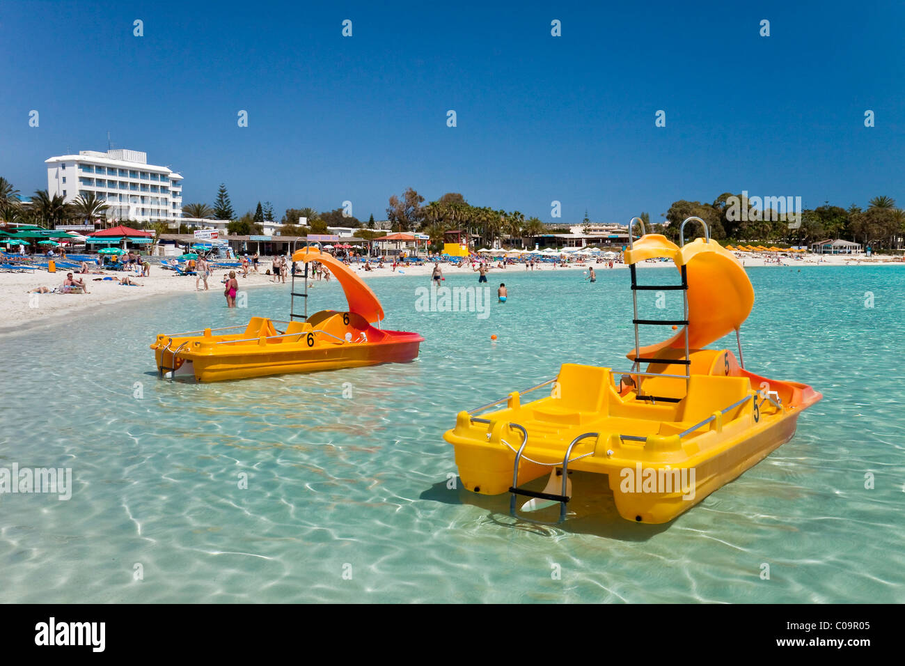 Pédalos, plage de Nissi, sud de Chypre, la partie grecque de l'île, le sud de l'Europe Banque D'Images