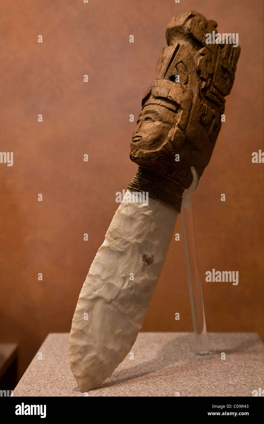 Couteau sacrificiel aztèque utilisé pour le sacrifice humain avec poignée en bois sculpté dans le Musée National d'Anthropologie, Mexico. Banque D'Images