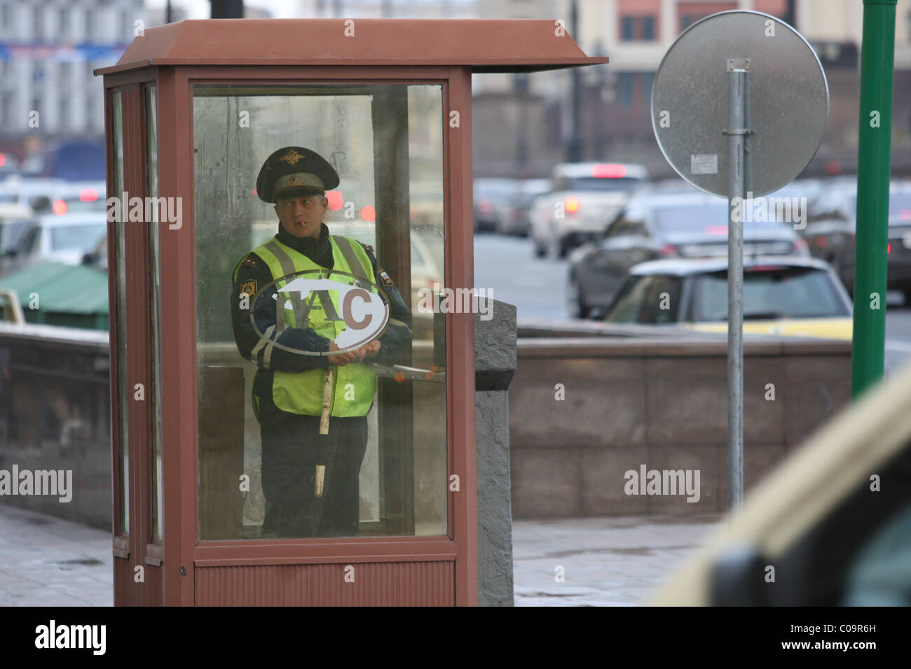 L'homme de la police de fumer une cigarette dans son stand dans le centre de Moscou Banque D'Images