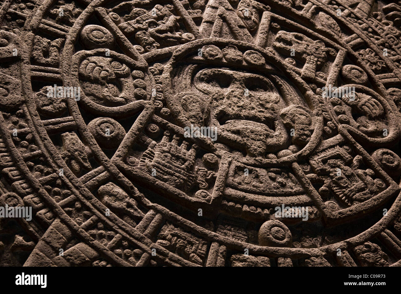 Mexicas Pierre de Soleil, la pierre de la cinquième soleil, ou calendrier aztèque dans le Musée National d'anthropologie de Mexico. Banque D'Images